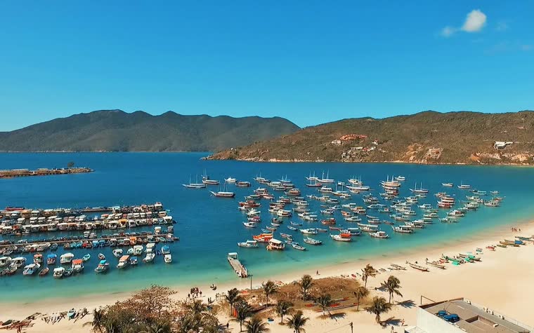 Vista aérea da Marina dos Pescadores na Praia dos Anjos, com dezenas de barcos ancorados junto ao píer